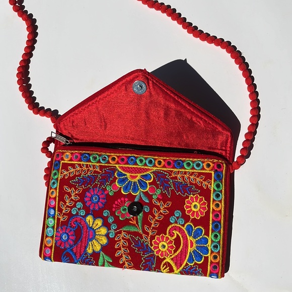 NWT Red Velvet envelope style embroidered clutch with shoulder strap Bag - Picture 6 of 13